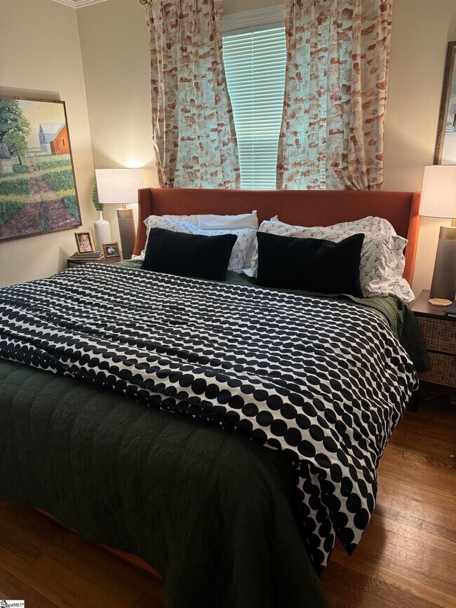 Building Photo - 10 Buist Ave