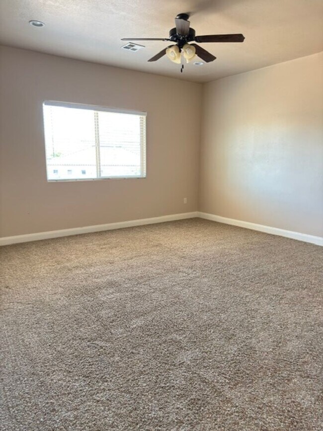 Building Photo - Gorgeous 6 Bedroom Home in Washington!