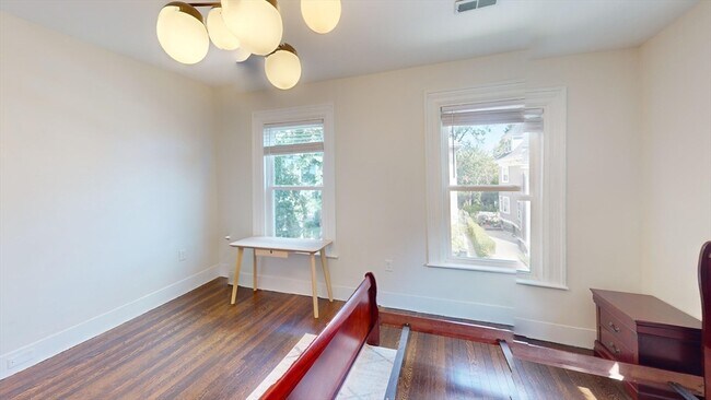 Building Photo - 7 Abbotsford St