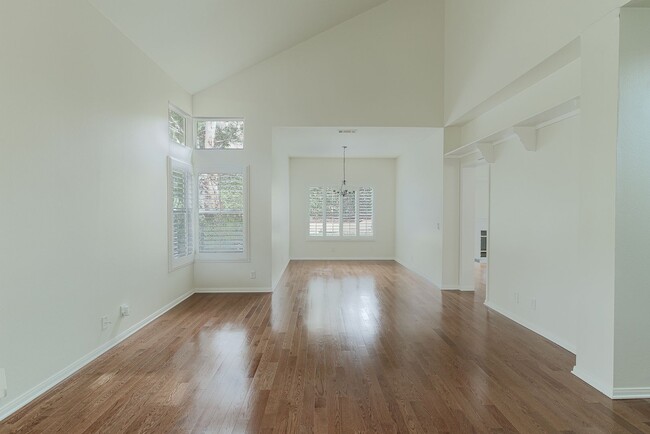 Building Photo - 3 Bedroom 2.5 Bathroom | Spacious Corner Lot Home | Ventura Brock Hills| Ventura