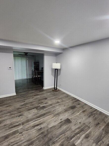 Living Area/Kitchen eat in area - 946 Morningside Ln