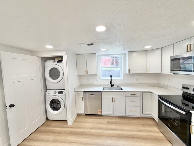 Building Photo - 651 N 800 W St