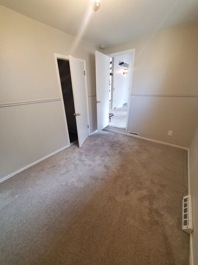 Building Photo - Spacious Ranch Style 4 BR Available in Aug...