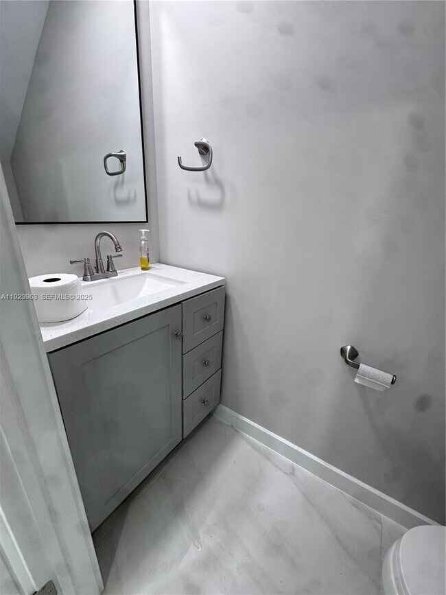 Building Photo - 755 N Crescent Dr