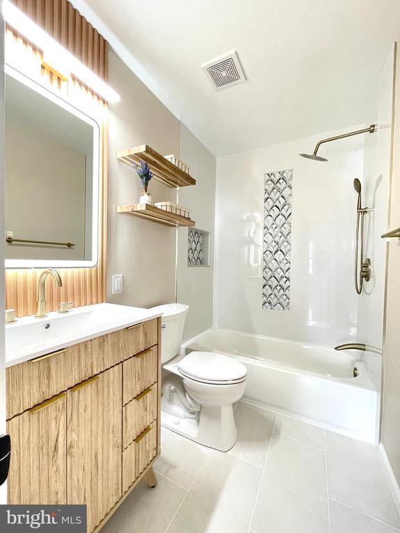 Building Photo - 27 Chantilly Ct