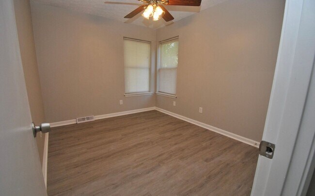 Building Photo - Available 8/1/26 - East Louisville 3 bed, 1.5 bath ranch on corner lot