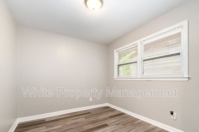 Building Photo - 600 Camrose Dr