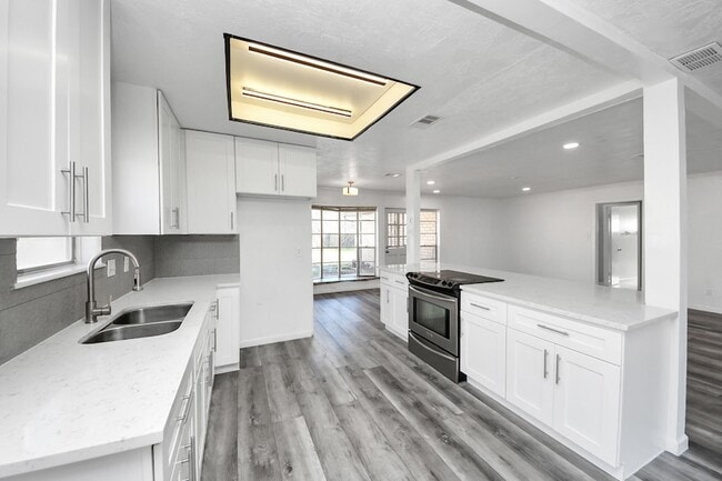 Building Photo - 8011 La Roche Ln