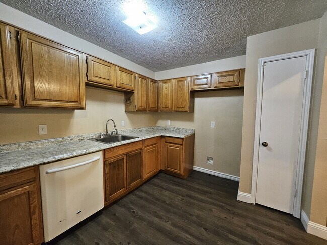 Building Photo - $2000 MESQUITE- Beautiful home with open f...