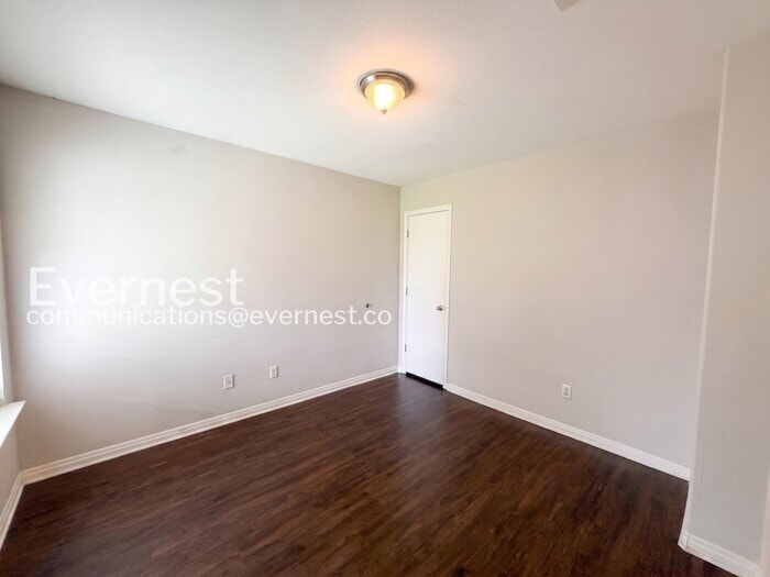 Building Photo - 1011 Iola Dr