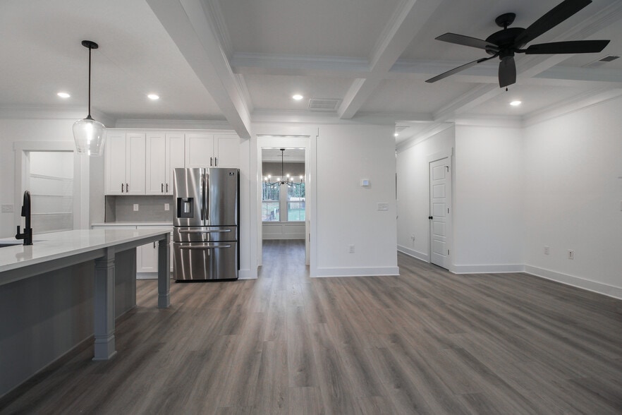 Building Photo - 2036 Warbler Dr