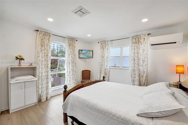 Building Photo - 2889 NE 35th St