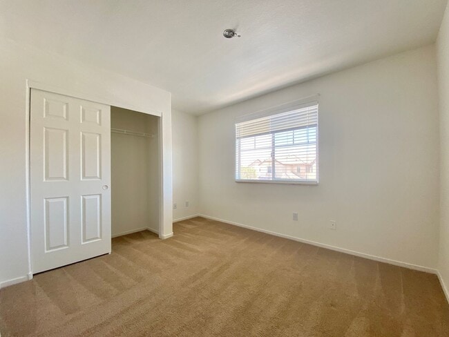 Building Photo - Nice two-story single family house with 3 bedrooms and 2 baths