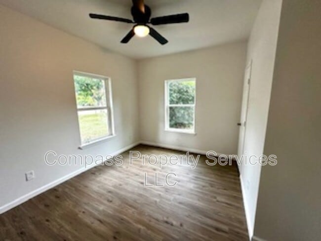 Building Photo - 300 N Oak Dr