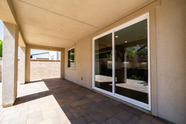 Building Photo - Luxury Living at The Farm