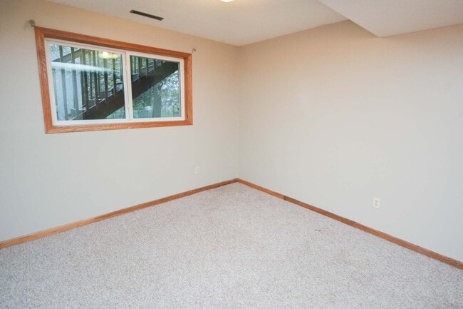 Building Photo - Great 4br home with large fenced yard in q...