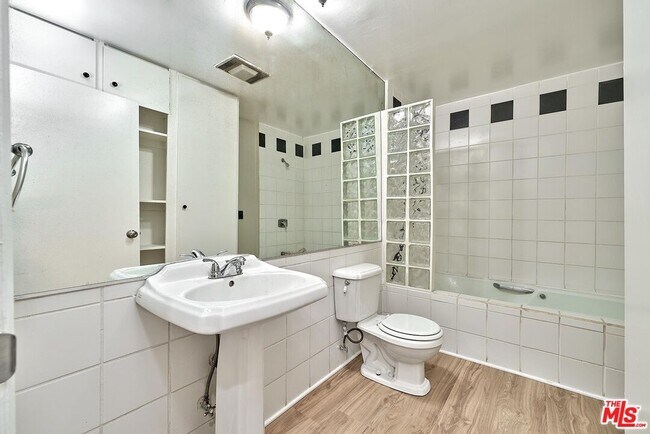 Building Photo - 429 S Orange Dr