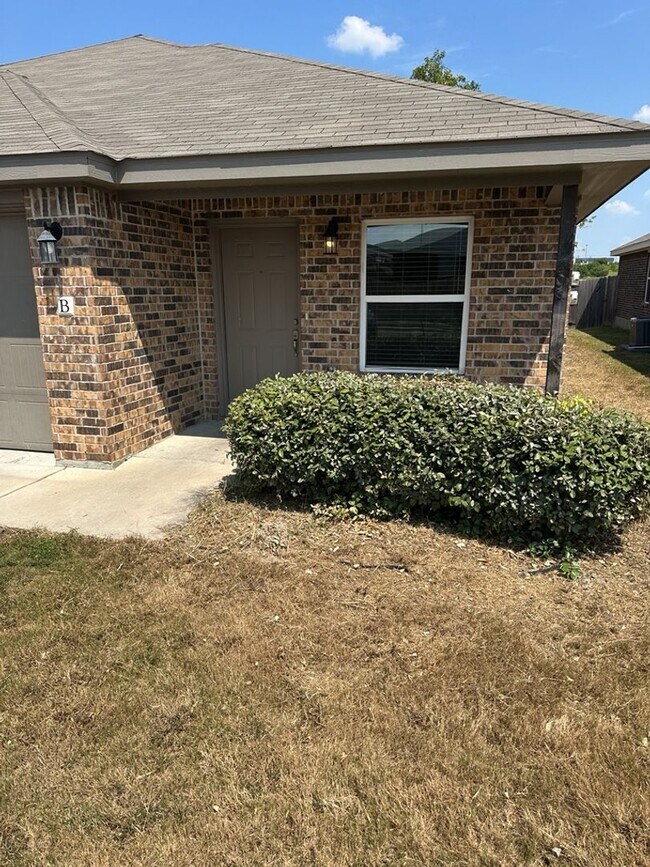 Building Photo - AVAILABLE NOW!