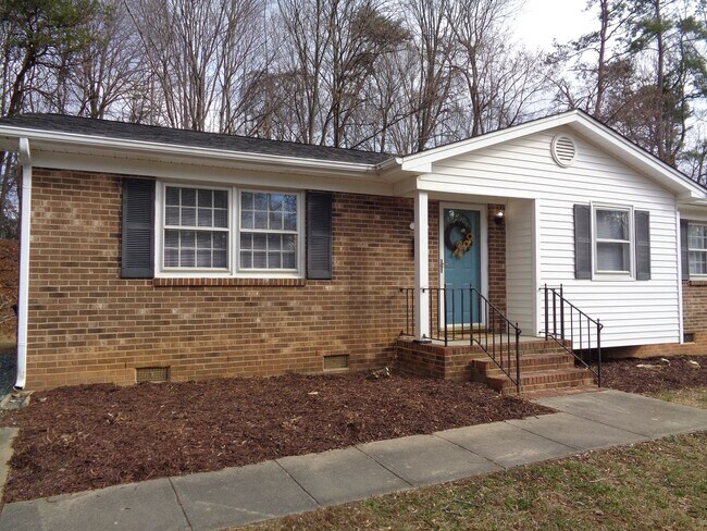 Building Photo - APPLICATION PENDING-4 Bedroom House for Rent-Close to University Parkway