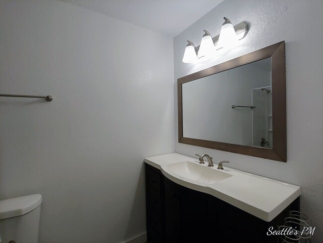 Building Photo - 2 Bedroom 2 Bathroom Ground Floor Condo- w...