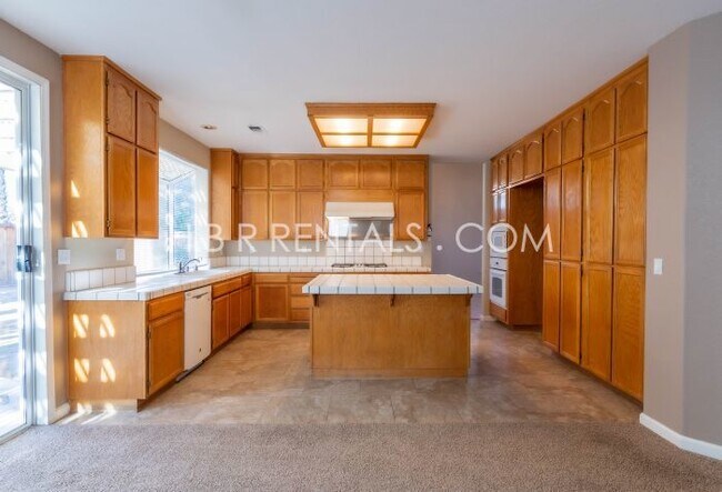 Building Photo - Move in Ready Beautiful 4 Bed Home in Tracy - Full Bed/Bath on 1st floor