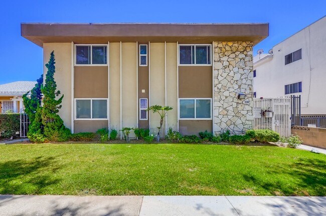 Building Photo - 536 S. Flower St