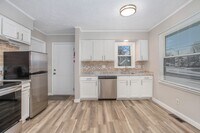 Building Photo - 2/1 Ranch Style Home