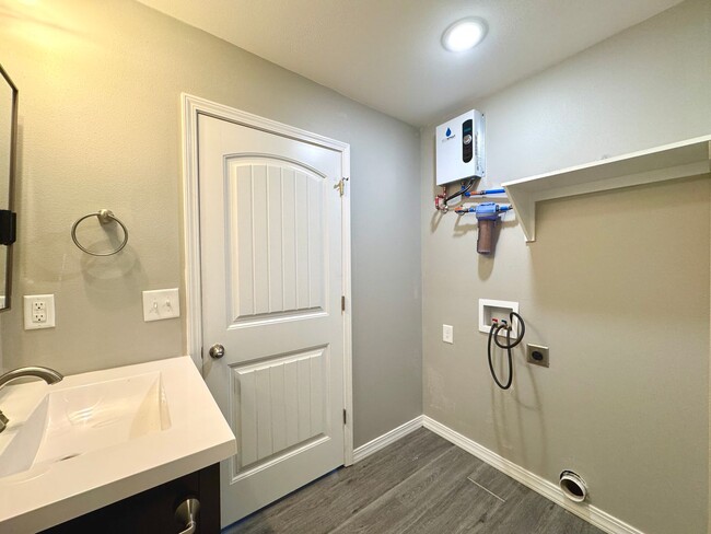Building Photo - 1 Bedroom/ 1 Bathroom Triplex Unit in Sout...
