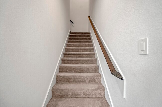 Building Photo - 613 Royal Arch Dr