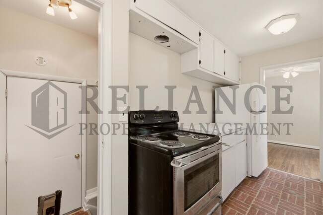 Building Photo - 2017 S Grn Acrs St