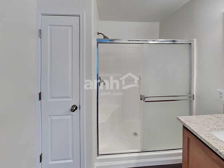 Building Photo - 784 N Highlands Grove Ln