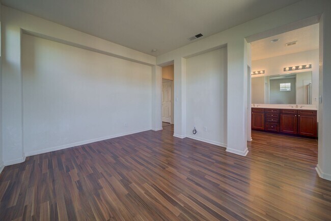 Building Photo - Beautiful 3 Bed/2.5 Bath 2- Story Home