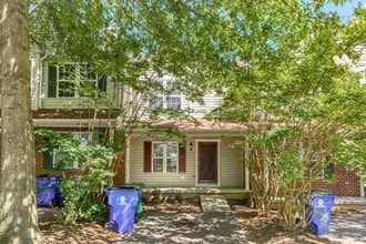 Building Photo - 3 bed / 3 bath. Parking. Pet Friendly.
