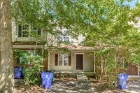 Building Photo - 3 bed / 3 bath. Parking. Pet Friendly.