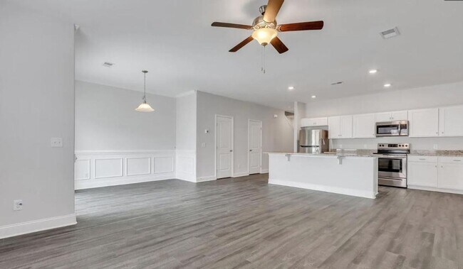 Building Photo - 3-bedroom, 2.5-bathroom Townhouse