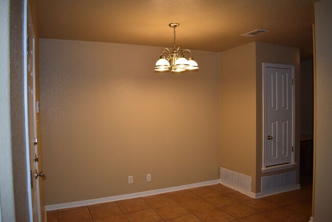 Building Photo - 1600 Nicholas Cir