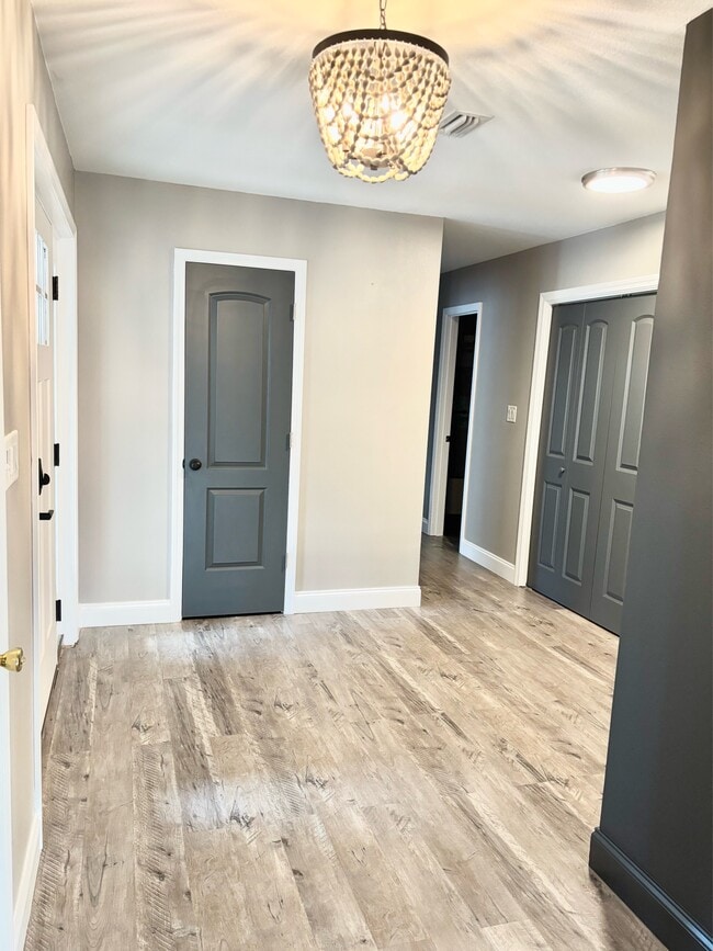 Building Photo - 2121 Oakstream Ave