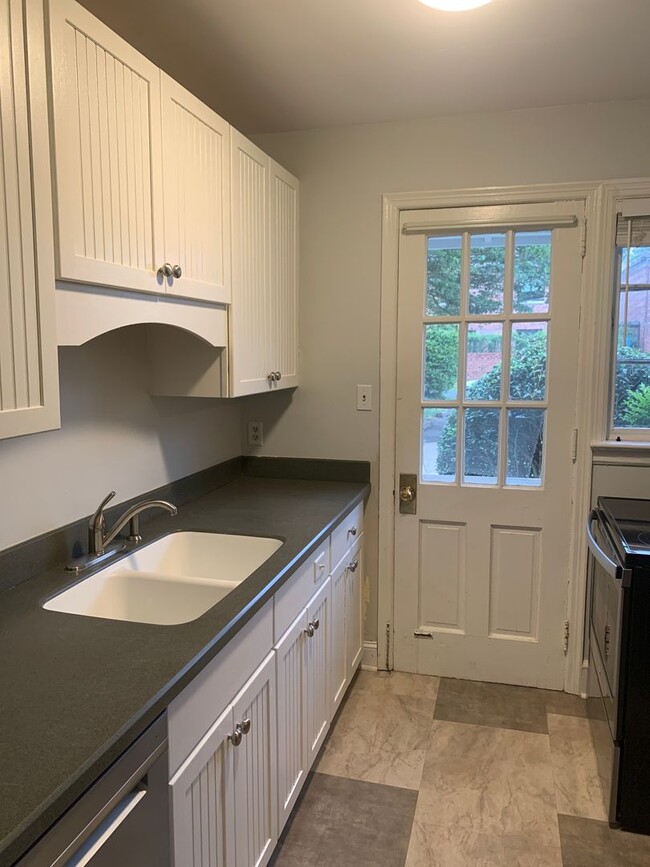 Building Photo - Cozy Condo located in the Queen Selwyn Com...