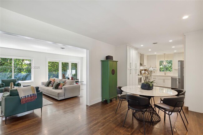 Building Photo - 408 Como Ave