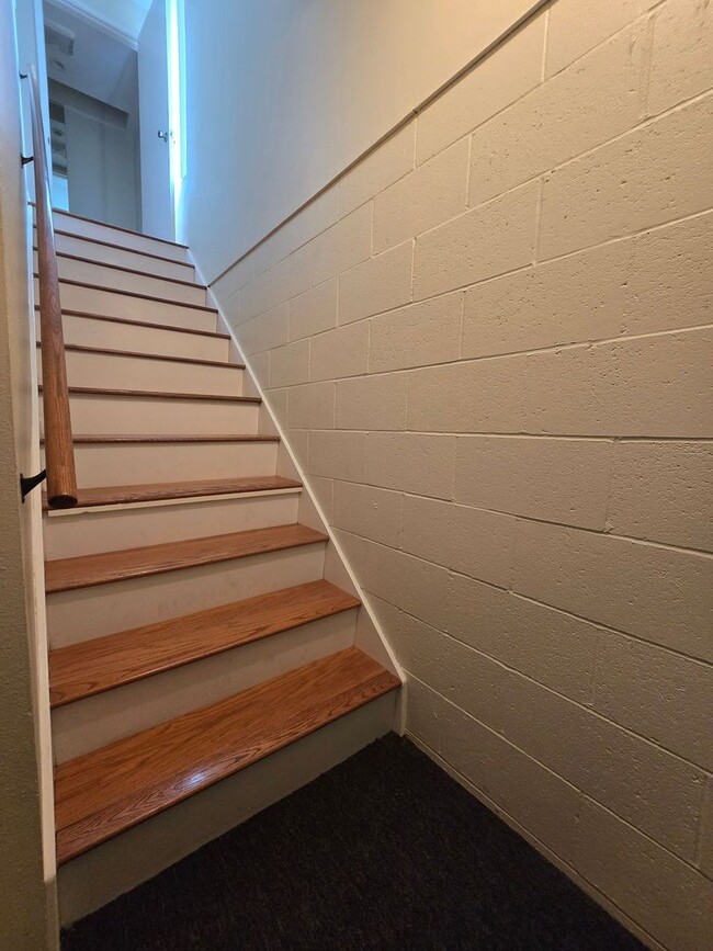 Building Photo - Spacious 2BD/2.5BA Town Home near Universi...
