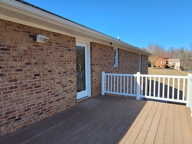 Building Photo - Nice Brick Home in Mount Airy