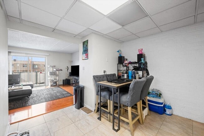 Building Photo - 3223 W Parkway Dr