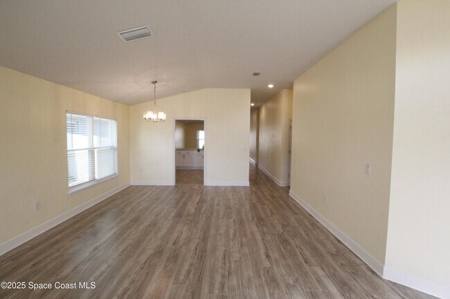 Building Photo - 705 Kylar Dr NW