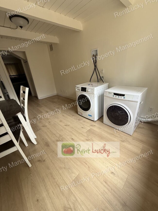 Building Photo - Super-Cute & Remodeled 1-Bedroom MIL Apartment in Great Kirkland Neighborhood FOR RENT!!
