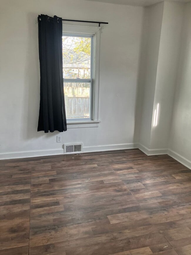Building Photo - Spacious 5-Bedroom Family Home in Springfi...