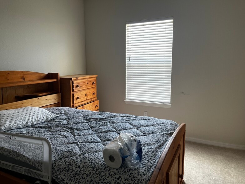 Room 3 - 1418 Evergreen Ter