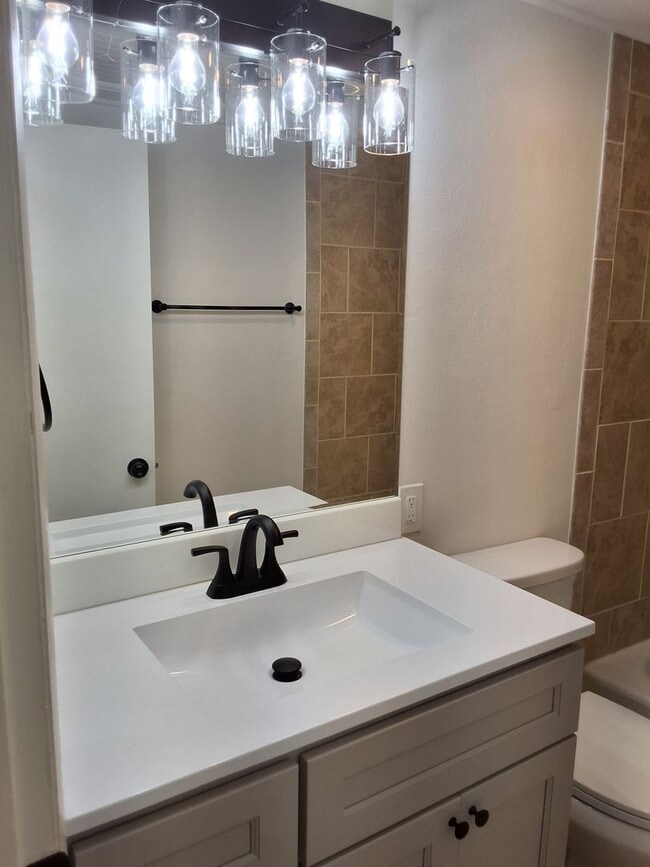 Building Photo - Knoxville 37923 - 2 bed 2 bath condo - cal...