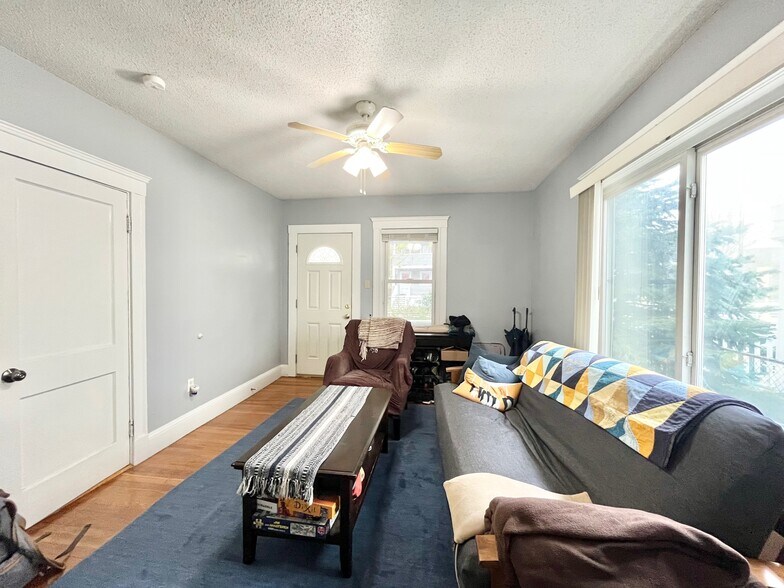 Building Photo - 42 Day St