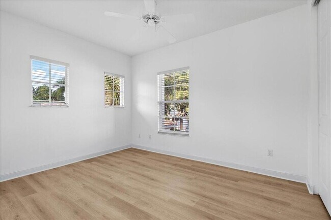 Building Photo - 556 Tomahawk Ct