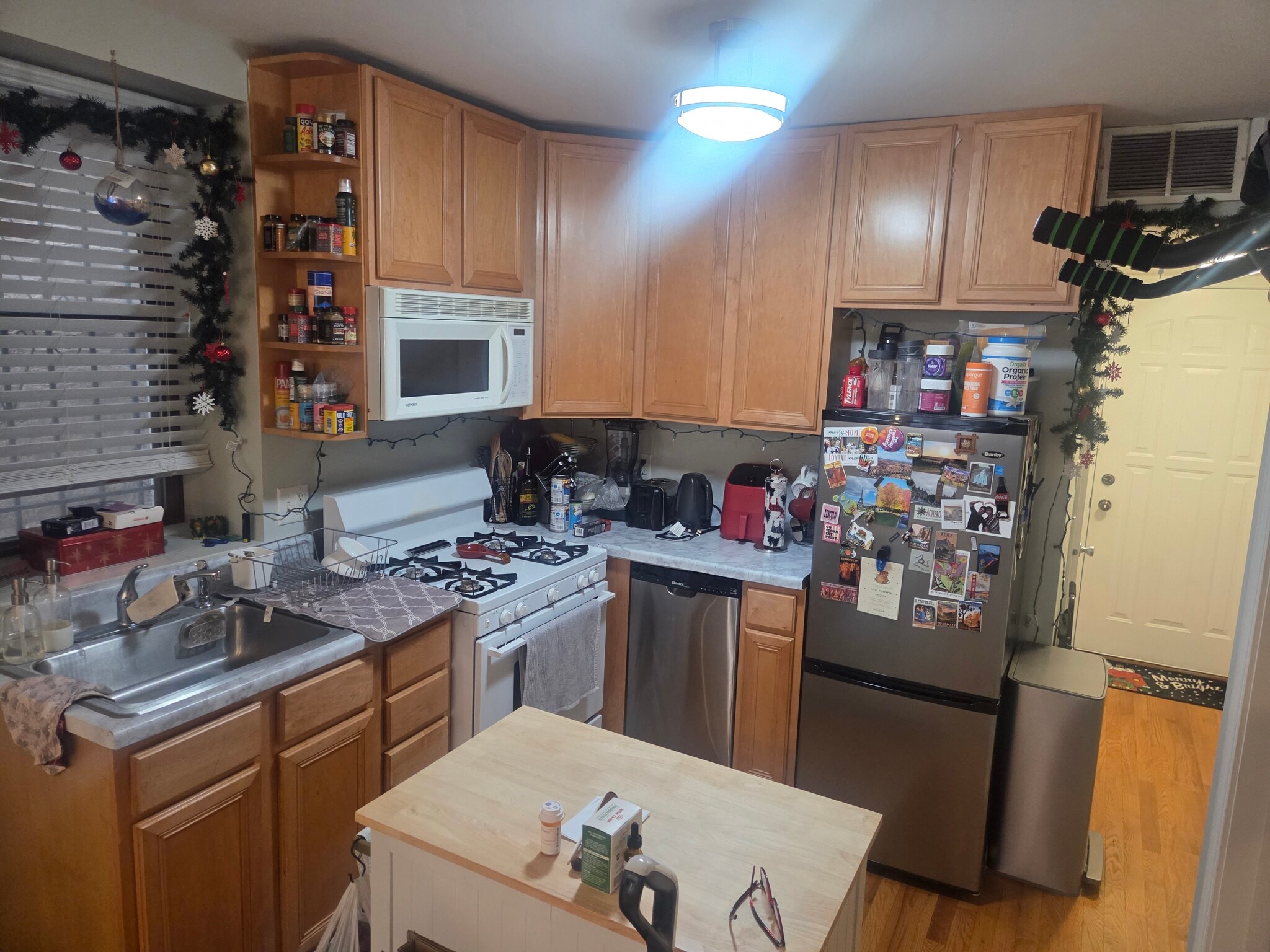 Building Photo - 2047 W Evergreen Ave